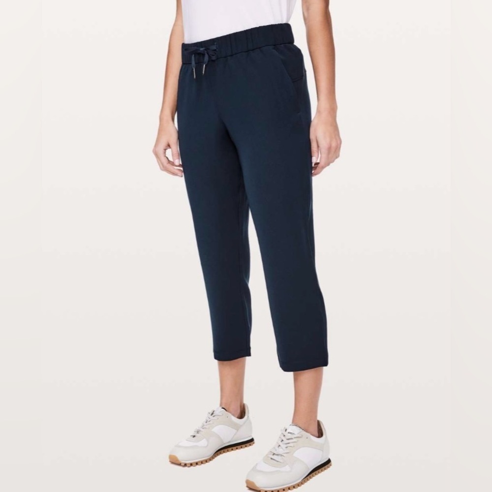 Lululemon sz 6 On The Fly Crop *Woven 23" True Navy Pants great condition